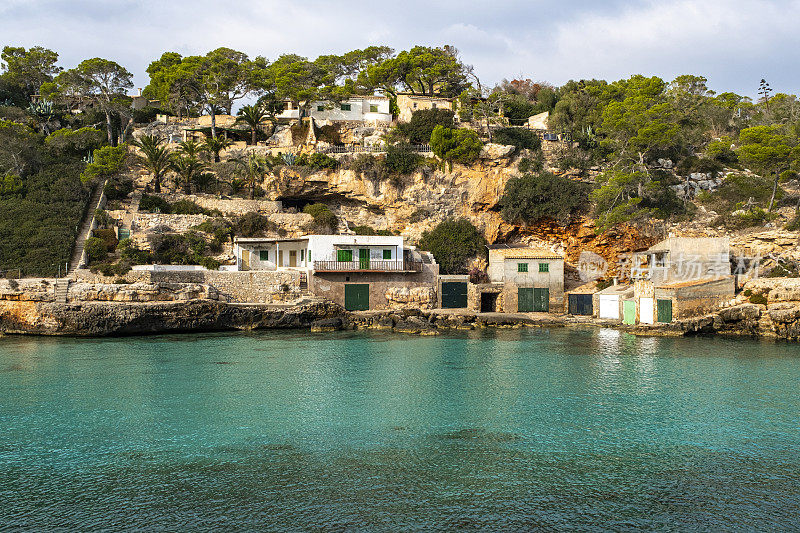 Cala lombards是西班牙巴利阿里群岛马略卡岛南海岸的一个小海湾，有着碧绿的海水和白色的沙滩。